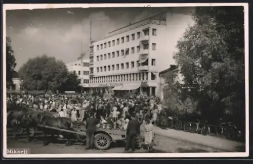AK Mikkeli, Strassenpartie mit Menschenansammlung