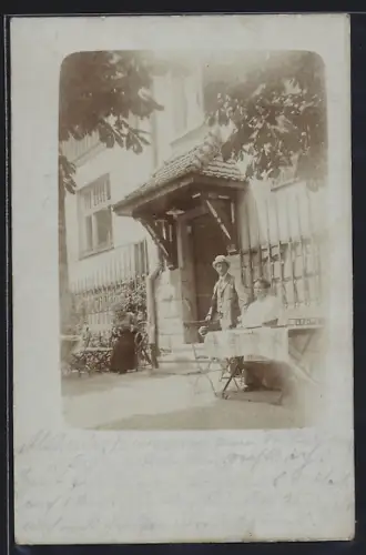 AK Bad Altheide, Frau am Tisch vor dem Haus