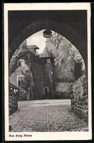 AK Altena, Burg Altena Innenhof mit Torbogen