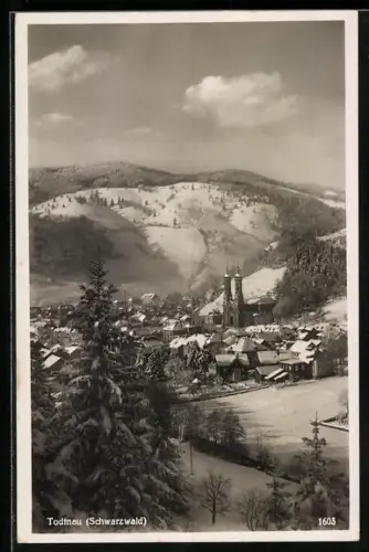 AK Todtnau /Schwarzwald, Ortsansicht mit Kirche und verschneiten Bergen