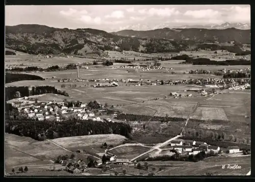 AK Neutrauchburg bei Isny /Allgäu, Gesamtansicht, Alpenblick, Fliegeraufnahme