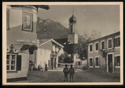 AK Oberammergau, Strassenpartie mit Kirche