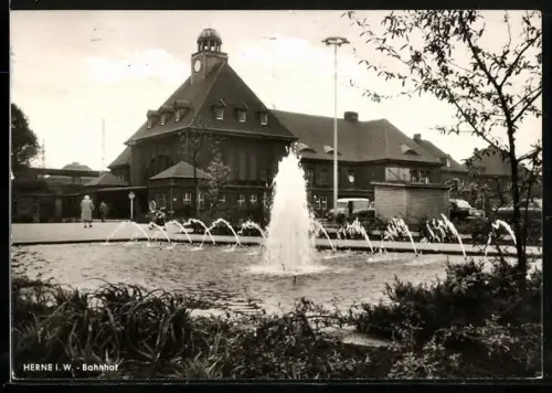 AK Herne i. W., Bahnhof, Springbrunnen