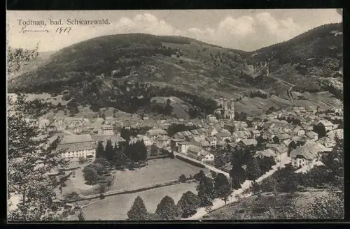AK Todtnau /Bad. Schwarzwald, Gesamtansicht des Ortes, Berge