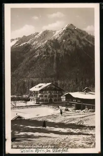 AK Neuhaus /Schliersee, Gasthof zur Post, Winteransicht, Berge