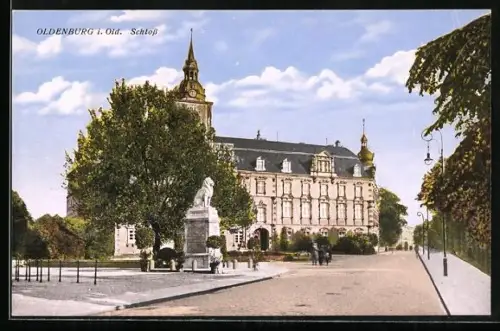 AK Oldenburg i. Old., Schloss mit Denkmal und Strassenpartie