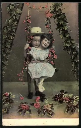 AK Kleines Paar mit blumengeschmückter Schaukel