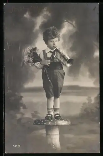 AK Knabe mit Trompete und Blumen, auf einem Pilz stehend, Namenstagsgruss