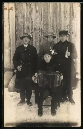 Foto-AK Junge Männer bei Umtrunk im Schnee, Akkordeonspieler
