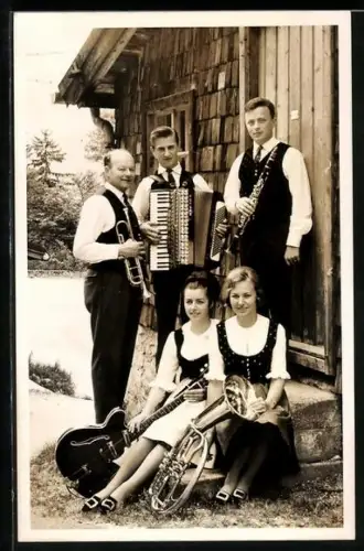 Foto-AK Trachtengruppe mit Akkordeon, Trompete, Klarinette