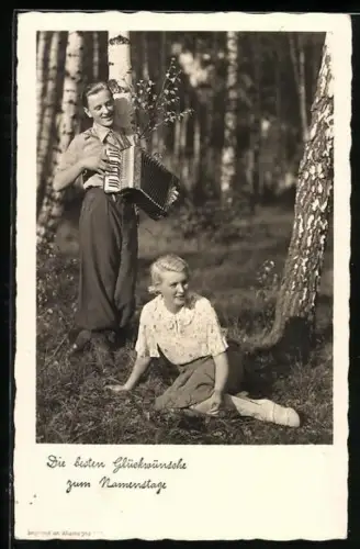 AK Junges Paar mit Akkordeon im Birkenwald, Namenstagsgruss