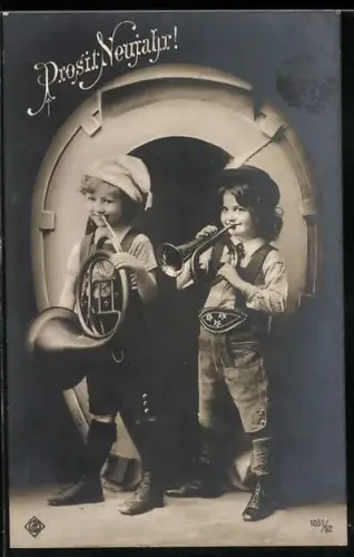 AK Kleine Musiker mit Horn und Trompete, Neujahrsgruss