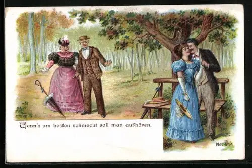 AK Älteres Paar mit Schirm entdeckt ein Liebespaar im Wald