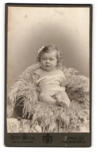 Fotografie Otto Witte, Berlin, Skalitzer Str. 54, Kleinkind auf weichem Fell
