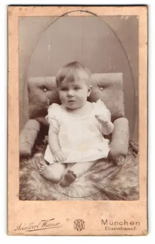 Fotografie Adalbert Werner, München, Elisenstrasse 7, Kleinkind in Sessel