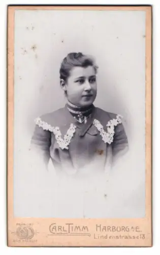 Fotografie Carl Timm, Harburg an der Elbe, Lindenstrasse 18, Frau im hochgeschlossenen Kleid