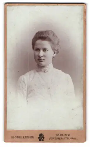 Fotografie Globus Atelier, Berlin, Leipziger Str. 132/137, Porträt einer Frau in elegantem Kleid