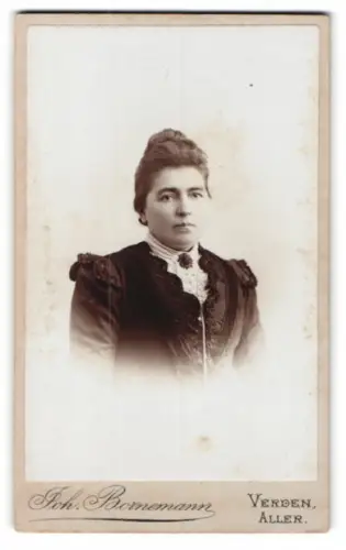 Fotografie Joh. Bornemann, Verden /Aller, Porträt einer Dame in eleganter Kleidung
