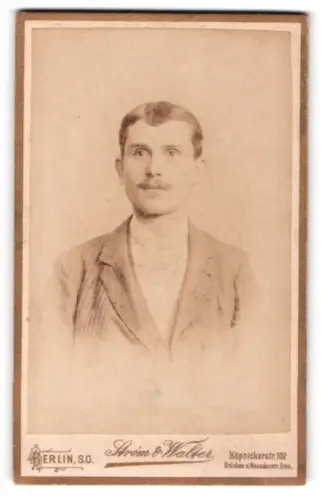 Fotografie Stróm & Walther, Berlin, Köpenickerstr. 102, Porträt eines eleganten Mannes