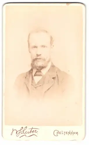 Fotografie W. H. Suter, Cheltenham, Royal House, Porträt eines Herren