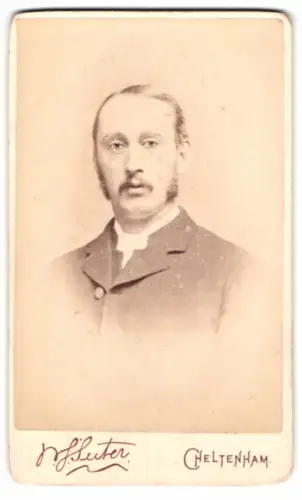 Fotografie W. H. Suter, Cheltenham, Royal House, Porträt eines Herren