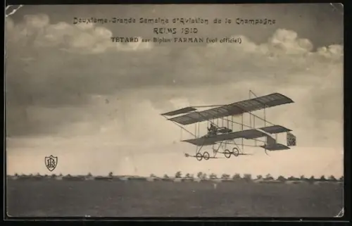 AK Reims, Französisches Doppeldecker-Flugzeug Farman mit Pilot Tétard über dem Flugfeld von Reims 1910