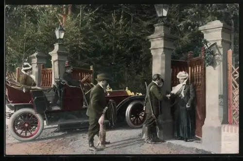 AK Auto bei der Einfahrt zu einem Anwesen, Jäger kehren von der Jagd zurück