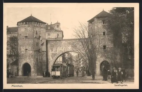 AK München, Strassenbahn durchfährt das Sendlingertor