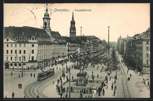 AK Dresden-Neustadt, Strassenbahnen auf der Hauptstrasse, Passanten am Denkmal