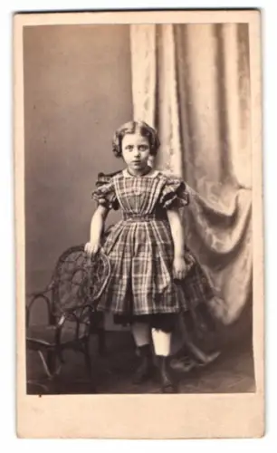 Fotografie Felix Boden, Aachen, niedliches kleines Mädchen im karierten Kleid mit Locken