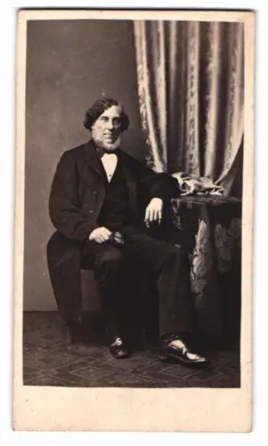 Fotografie Felix Boden, Aachen, älterer Herr im dunklen Anzug mit Schifferkrause