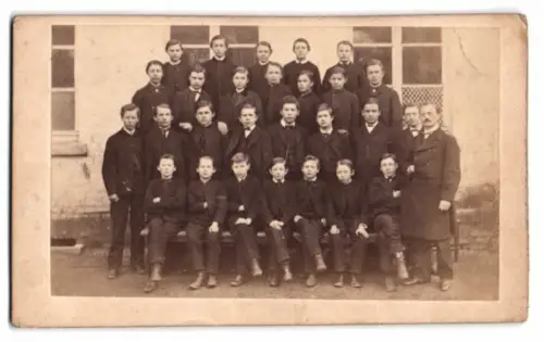Fotografie unbekannter Fotograf und Ort, Gruppenporträt von Schülern der höhehren Bürgerschule Mönchen Gladbach, 1868