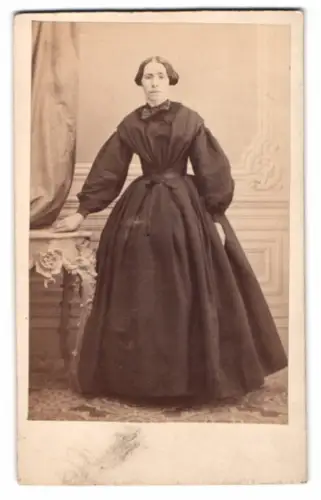 Fotografie Wagner & Jäckel, Wiesbaden, Kapellenstrasse No. 3, elegante Dame Lina Seyberth im klassischen Gewand