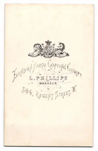 Fotografie L. Phillips, London, 304 Regent Street, Dame in eleganter Kleidung