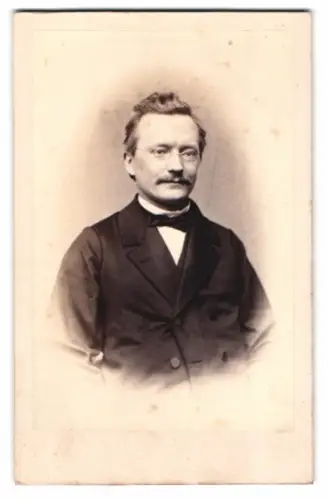 Fotografie W. Santer, Breslau, Schweidnitzer Str. 7, Porträt eines Mannes im Anzug mit Schnurrbart