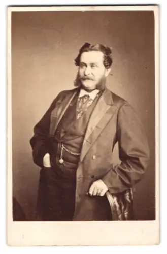 Fotografie Herbert Watkins, London, Regent St 215, Porträt eines Mannes mit Bart und Anzug