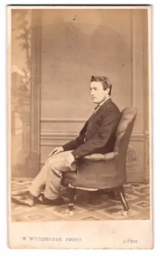 Fotografie W. Woodhouse, Lynn, Eleganter Herr auf gepolstertem Stuhl