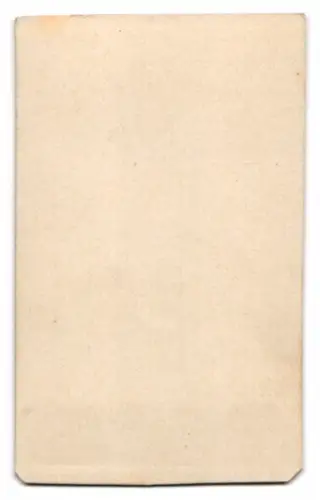 Fotografie unbekannter Fotograf und Ort, junge Frau im eleganten Kleid an Stuhl gelehnt