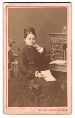 Fotografie F. Gericke, Berlin, Skalitzer Str. 62, Dame am Schreibtisch sitzend