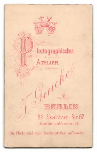Fotografie F. Gericke, Berlin, Skalitzer Str. 62, Dame am Schreibtisch sitzend