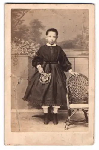 Fotografie A. Borkheim, Greifenberg i./Pomm., Königs-Str. 210, Porträt eines jungen Mädchens mit Stuhl