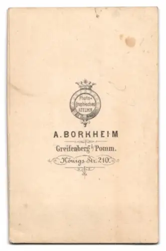 Fotografie A. Borkheim, Greifenberg i./Pomm., Königs-Str. 210, Porträt eines jungen Mädchens mit Stuhl