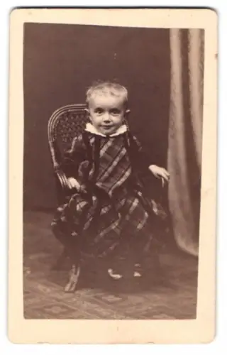 Fotografie Hermann Hansmann, Cöpenick, Grünstrasse 30, Porträt eines Kindes im karierten Kleid