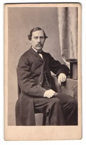 Fotografie Felix Boden, Aachen, Elisenbrunnenstrasse 4, sitzender Herr im Anzug mit Zylinder