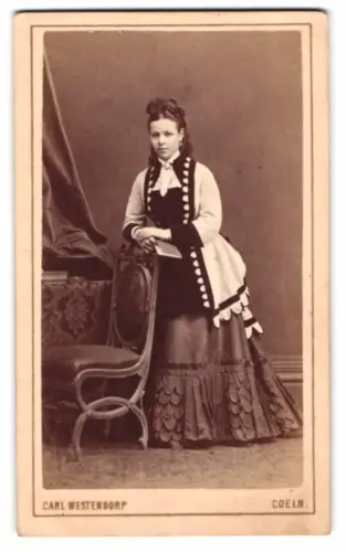 Fotografie Carl Westendorp, Coeln, Comödien-Strasse No. 7, Porträt einer Dame im eleganten Kleid