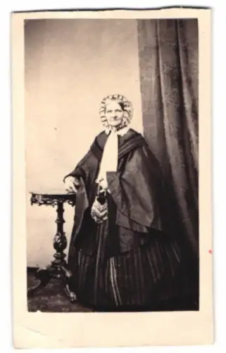 Fotografie unbekannter Fotograf und Ort, Ältere Dame Frau Schäffer mit Kopfbedeckung und Handtasche, 1862
