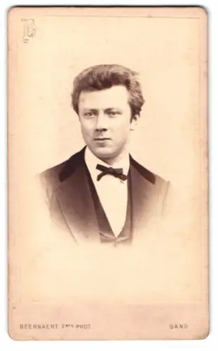 Fotografie Beernaert Frères, Gand, Rue des Remouleurs 7, Porträt eines eleganten jungen Mannes
