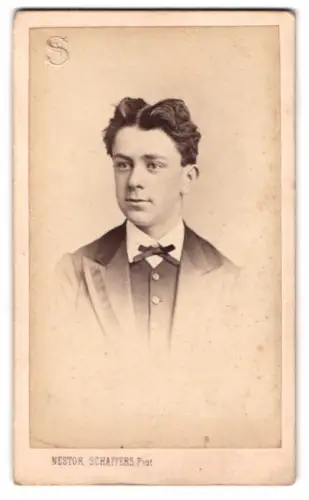 Fotografie Nestor Schaffers, Gand, Rue du Pont Madou 15, Porträt eines jungen Mannes