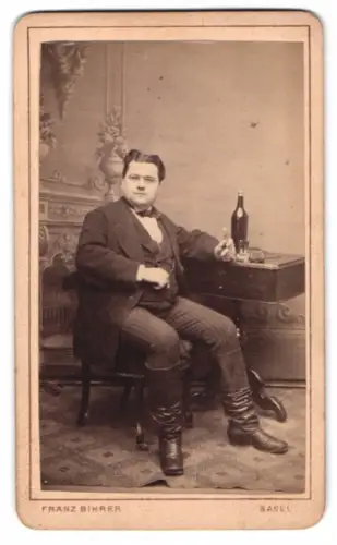 Fotografie Franz Bihrer, Basel, Heumatt Strasse 16, Eleganter Herr Heinr. Gold mit Flasche, 1875