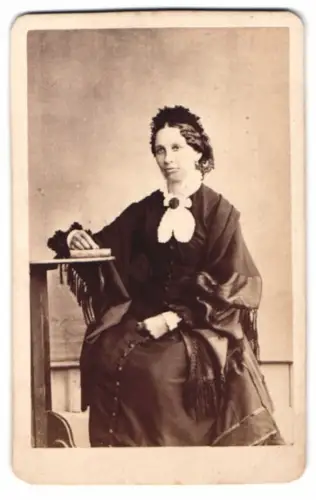 Fotografie unbekannter Fotograf und Ort, Frau im eleganten Kleid mit Buch